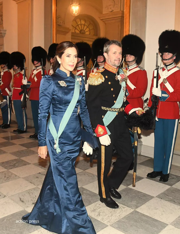 51岁玛丽穿皇家蓝裙,准王后气场太强了_屈膝礼_女王_西班牙