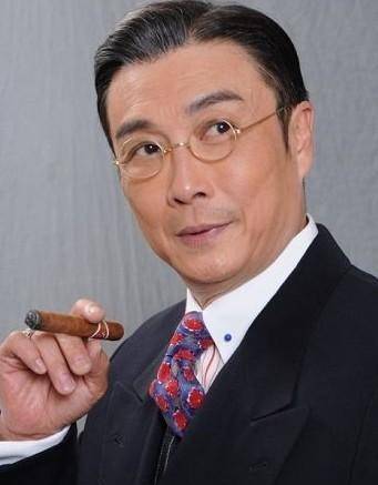 刘松仁:出道45年0绯闻,与小20岁妻子无子女,今步履蹒跚惹人怜