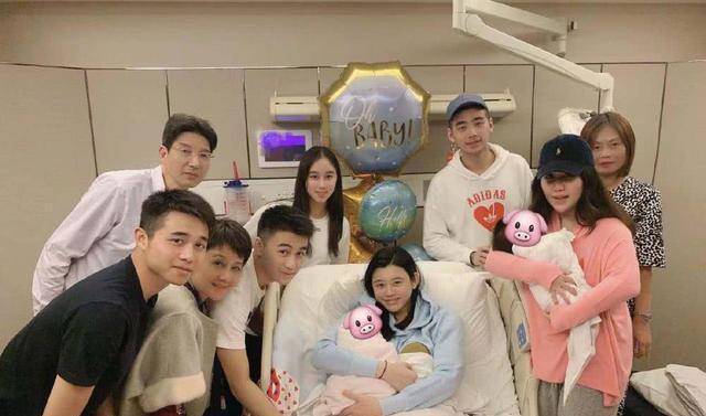 何猷君奚梦瑶甜蜜共饮一杯饮料,夫妻俩动作自然亲密,画风甜腻_妻子