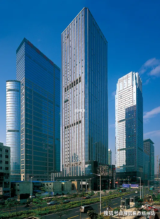 深圳现代国际大厦联合办公 租1-20人工位 精装修 交通便利 可注册