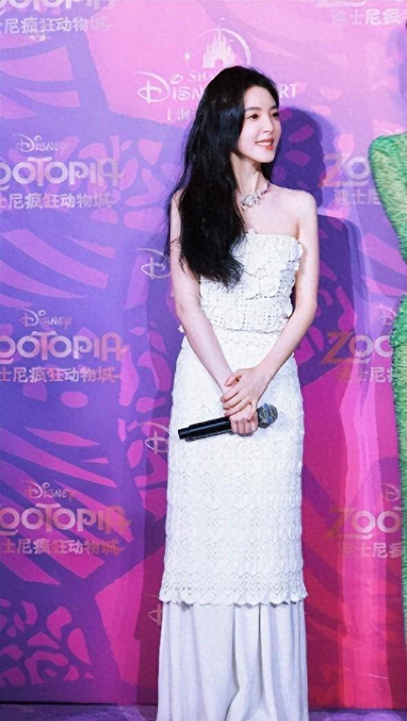 章若楠穿平底鞋走红毯,一样美得不可方物,看来长相才是最大优势