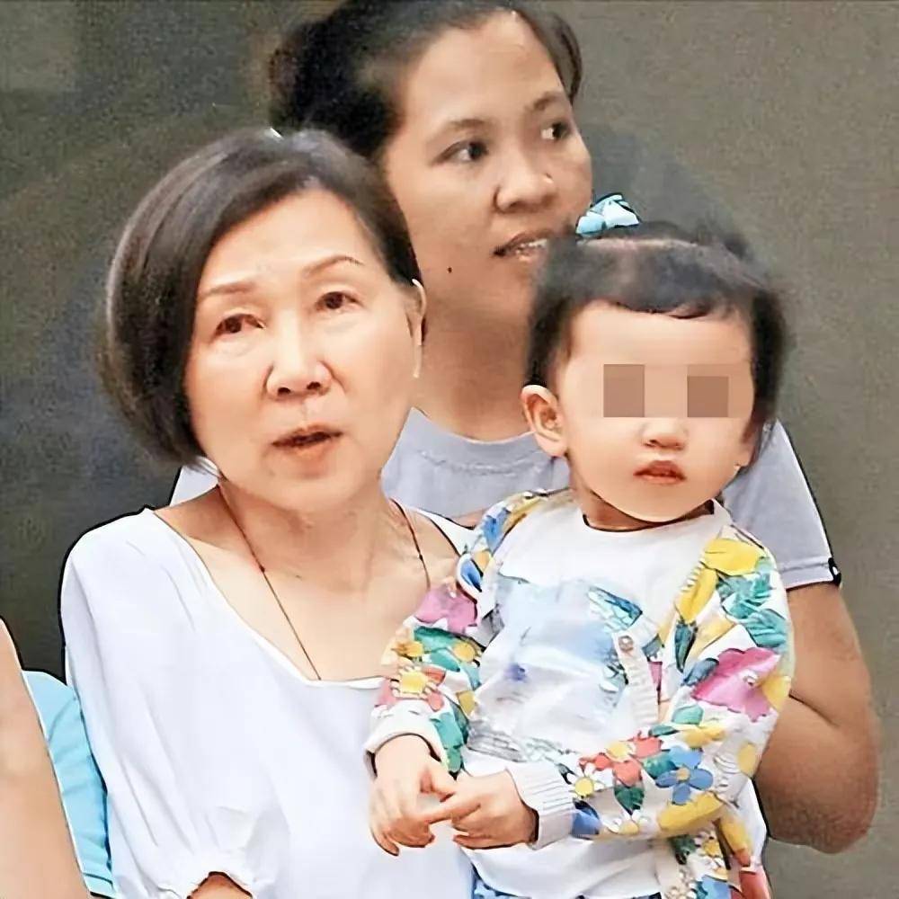 刘恺威带女儿出游,小糯米正面照曝光,长相姿态神似杨幂_网友_因为