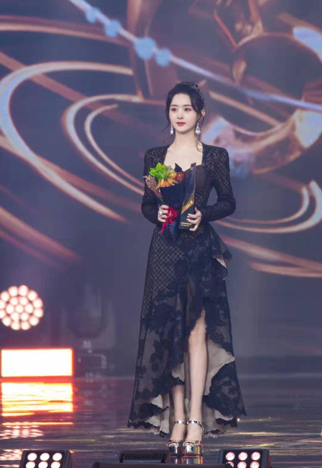 赵丽颖戴65万手镯参加商演,穿时尚裙还束腰,我被她近况的腰围迷了眼