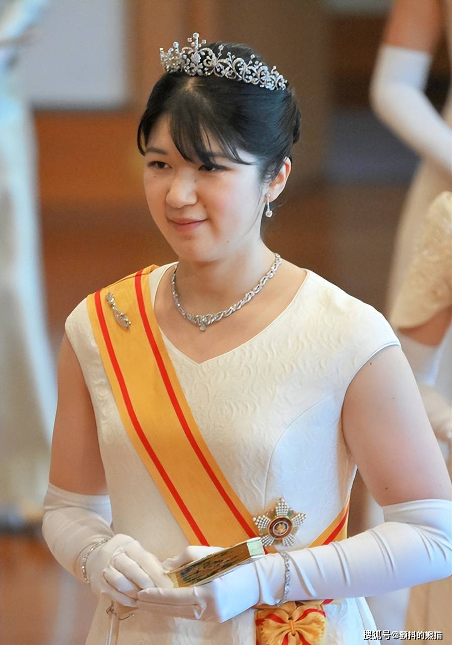 皇后雅子等女性皇族时隔4年戴上皇冠,爱子公主依然是借来的皇冠_天皇