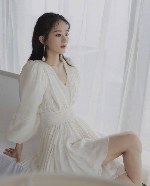 赵丽颖身穿泡泡袖白纱裙出席活动,搭配波浪编发和小皮靴,又仙又酷