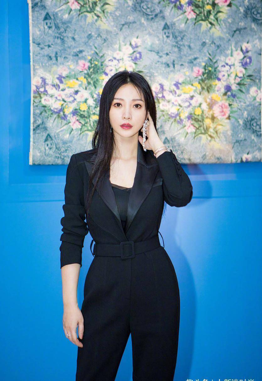 39岁柳岩身材好"有料",穿裹身材裙包不住的凹凸感,真怕崩坏_穿着_西装