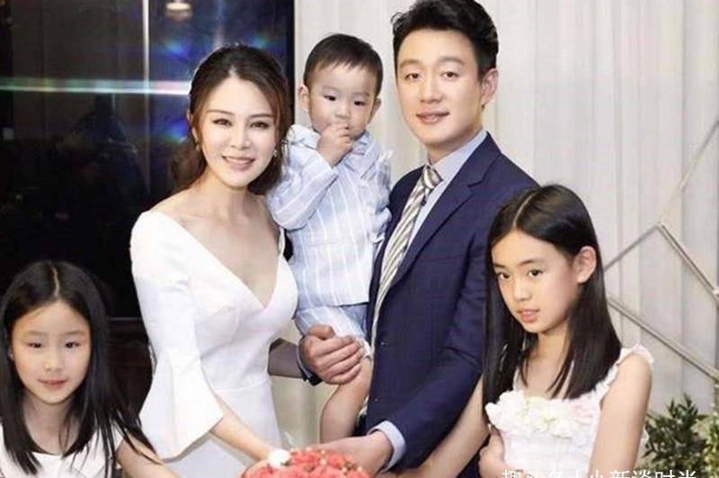 佟大为秀女儿长腿照,年仅12岁身高赶上爸爸,发育也太好了_方面_关悦