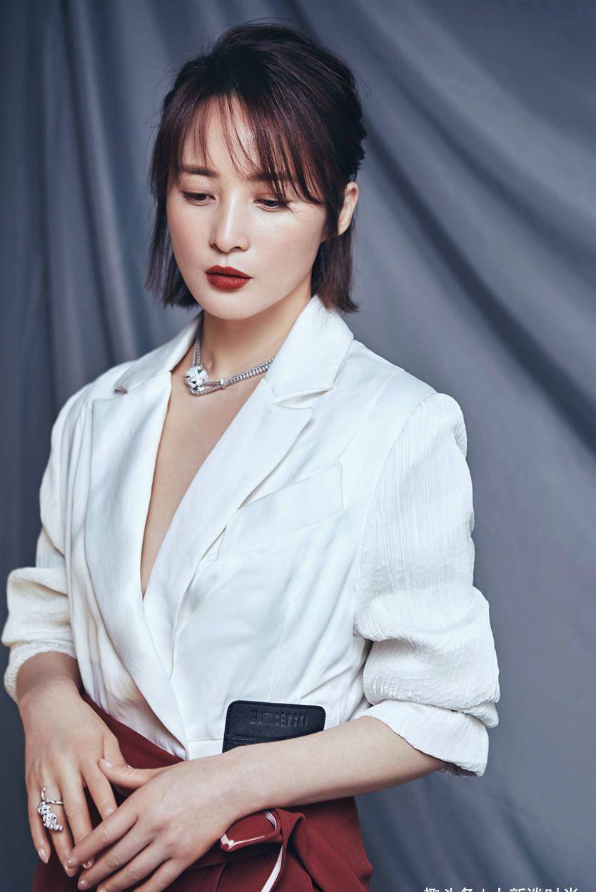 蒋勤勤真放得开,西装里面穿低身材上衣就出来,身材有料太加分_造型