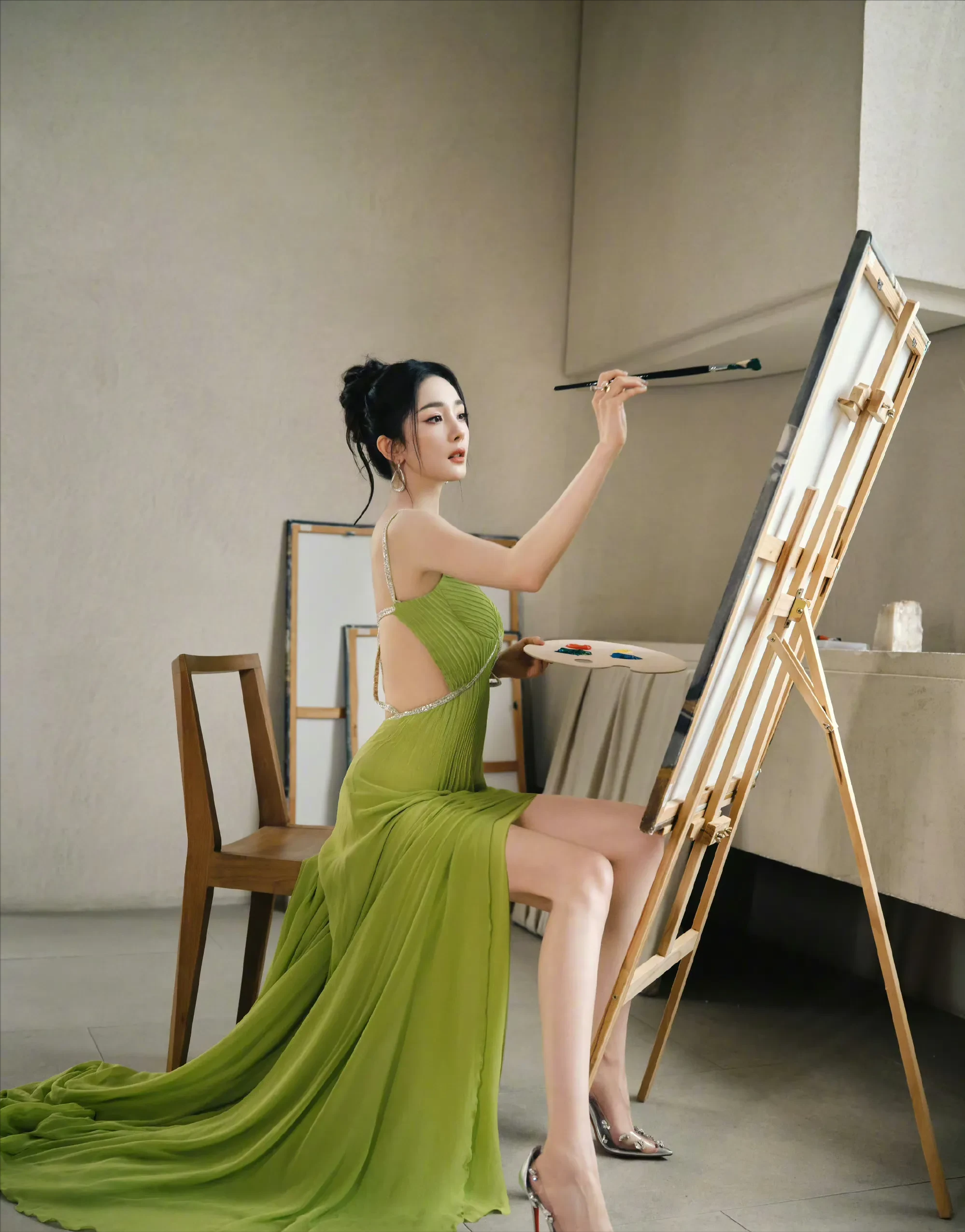 杨幂穿露背裙画室装文艺,文艺范没看出来,风尘味倒不小_照片_营销_好