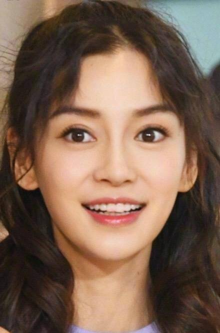 曾黎吐槽自己涂口红不如李佳琦,美如女明星,也依然画不好唇妆?