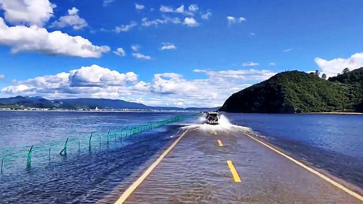 云南纳帕海水上公路:大自然的魔力与可持续发展挑战