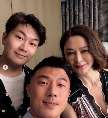 58岁关之琳的晒近况,与闺蜜在半山豪宅看风景,出门被小鲜肉包围_房