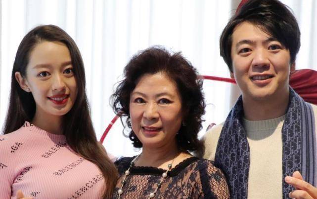 郎朗妈妈生日现场,吉娜和老公牵手好甜,对婆婆的5字称呼亮了_爸爸_一