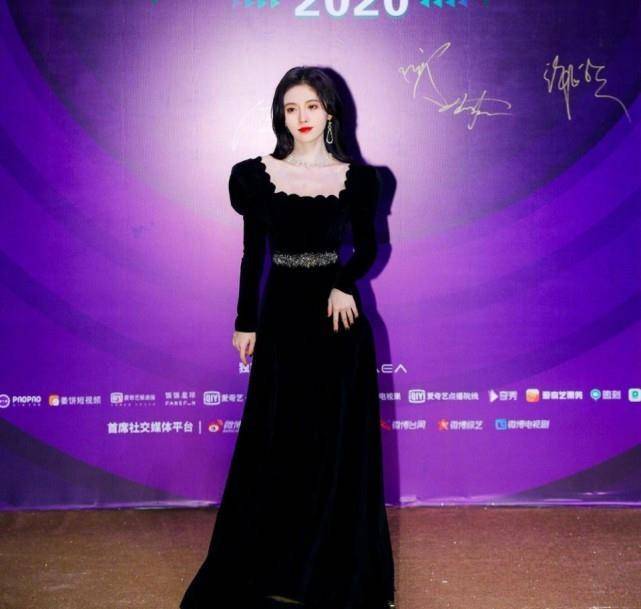 丝绒裙的魅力,只有女生才懂,鞠婧祎张小斐穿上变"人间富贵花"_时尚