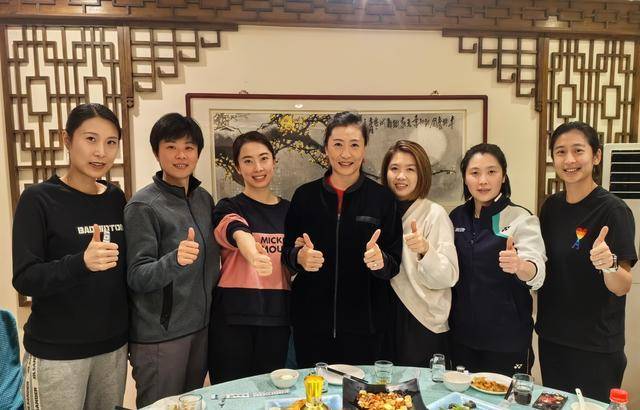 从照片可以看到,两届奥运会羽毛球女子单打金牌得主张宁站在中间,身旁