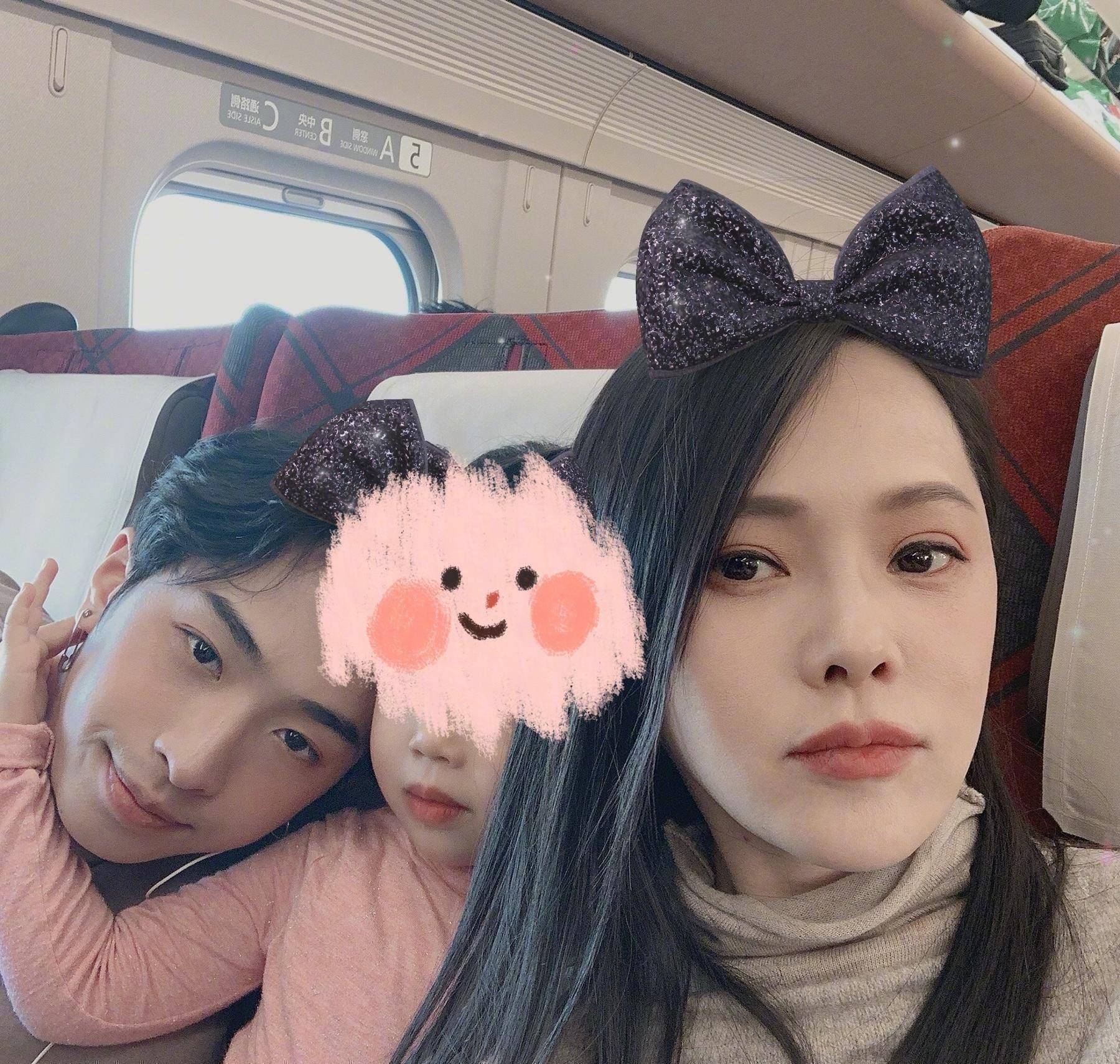 伊能静晒与秦昊恩爱合照,发文:2022第一吻,不小心亲到变形_老公_因为