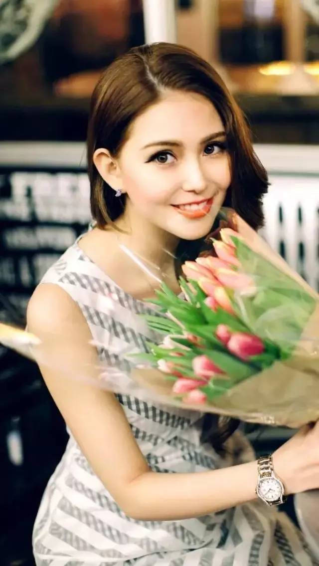 当时,昆凌经过朋友的介绍,在周杰伦的潮服店"phantaci"兼职,在一次