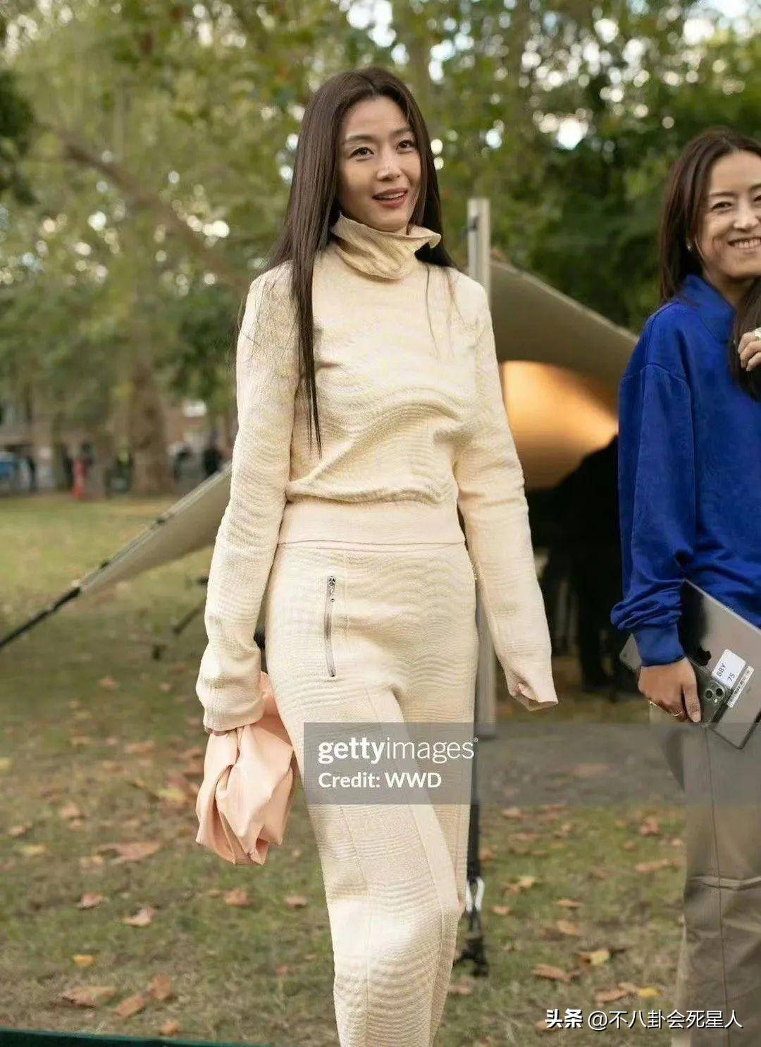 陈坤脸肿赵露思太素,齐溪宁泽涛造型有点雷_黑色_穿着_米兰