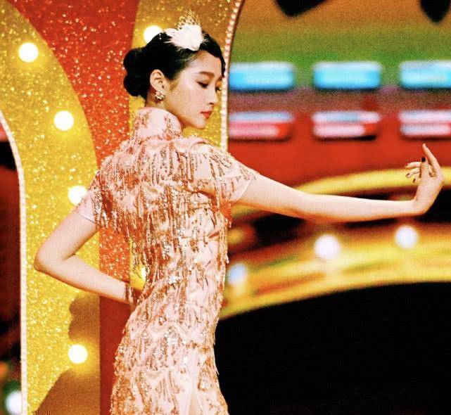 关晓彤为漂亮拼尽全力,香菜格外受宠,穿男款外套素颜出镜_旗袍_健身