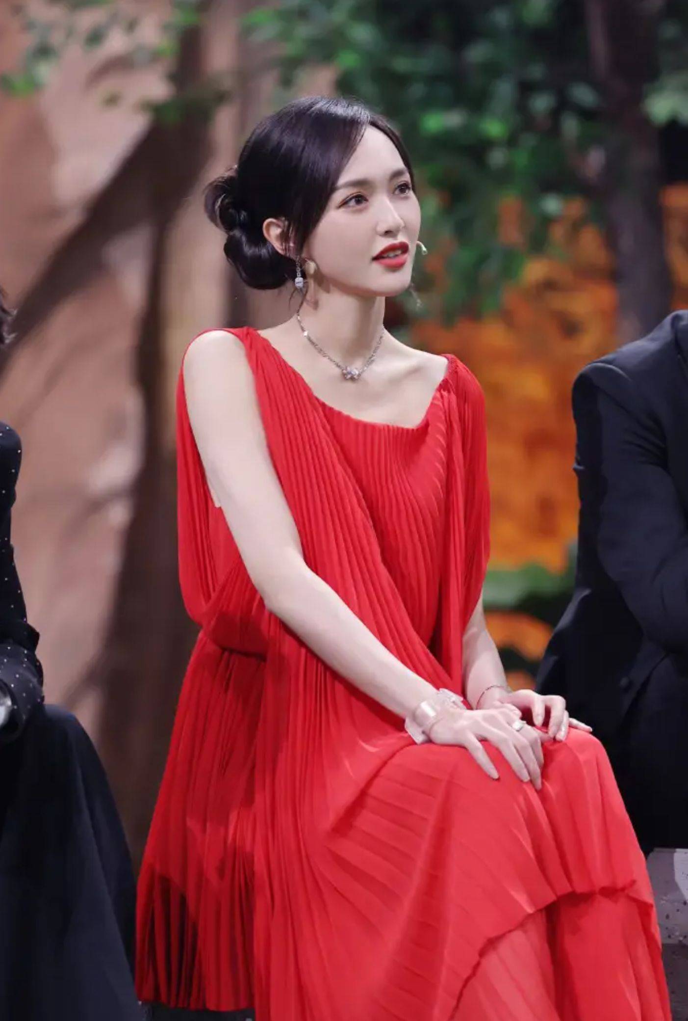 唐嫣着红色斗篷裙明媚动人 盘发造型温婉大气