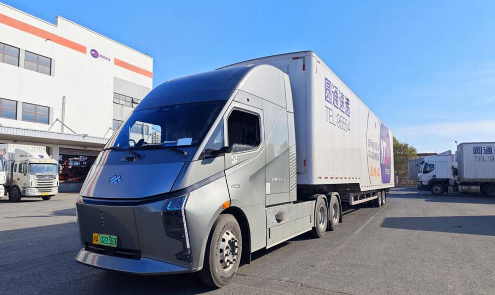 圆通首辆新能源干线卡车上线运行 跑一年等于回收250万纸箱_搜狐汽车