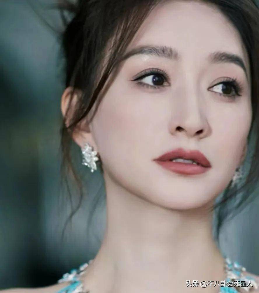 明星过六一李小冉晒童年照,佘诗曼拆盲盒,陈浩民扮济公_孩子_女儿