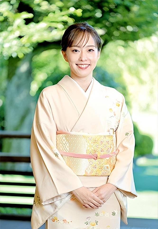 从照片中可以看到,石川佳纯身穿浅黄色和服.他们端庄,优雅,明亮,动人.