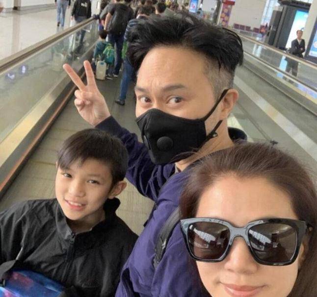 袁咏仪一家三口外出,餐厅中跟张智霖意见分歧,当街甩下儿子老公_问题