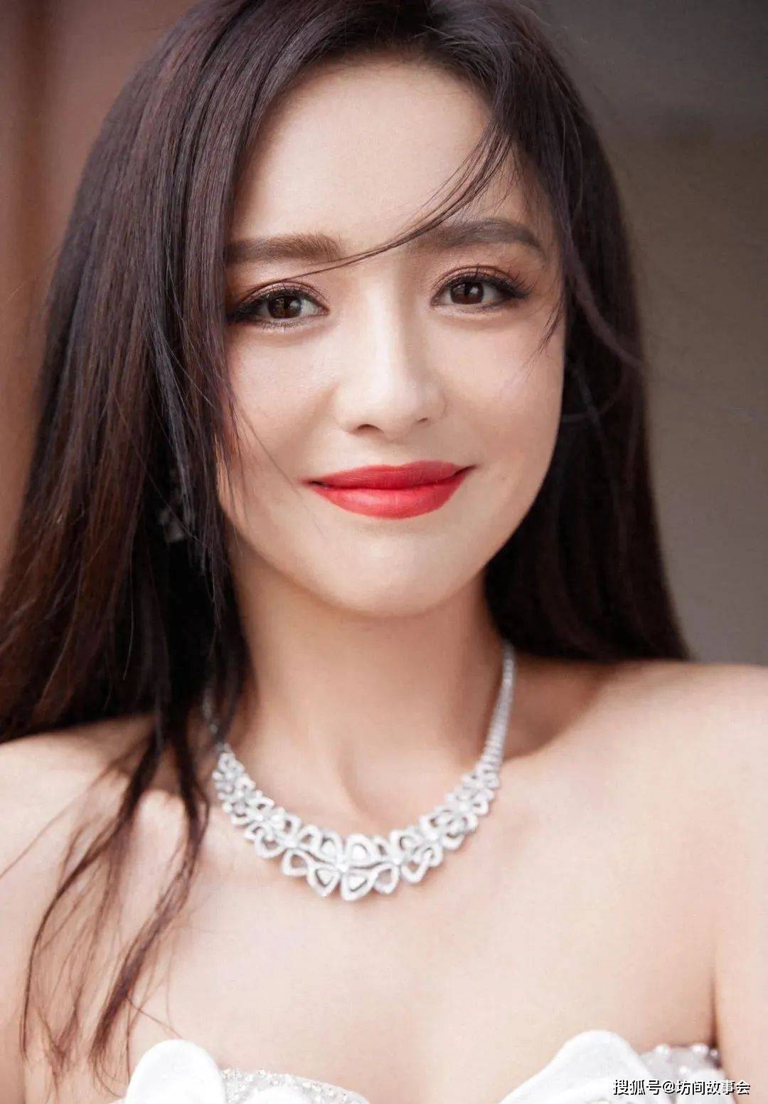 当天,佟丽娅的工作室精心准备了一组唯美写真大片.并