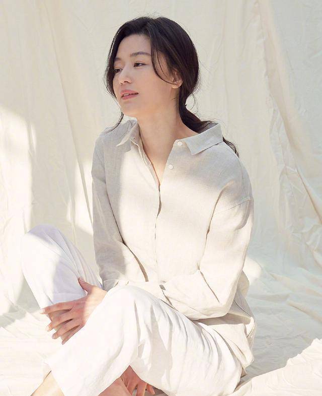 全智贤"极简风"画报,全女神轻松穿出时尚感,简洁且优雅_休闲_黑色