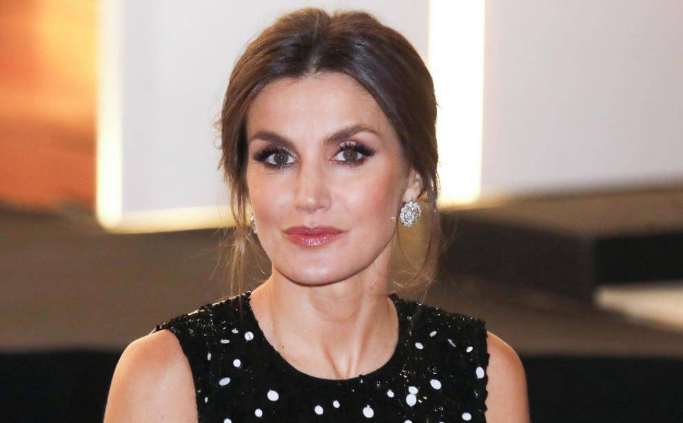 48岁莱蒂齐亚:白发明显也不染,和国王共白头,17年恩爱羡煞旁人_费利佩