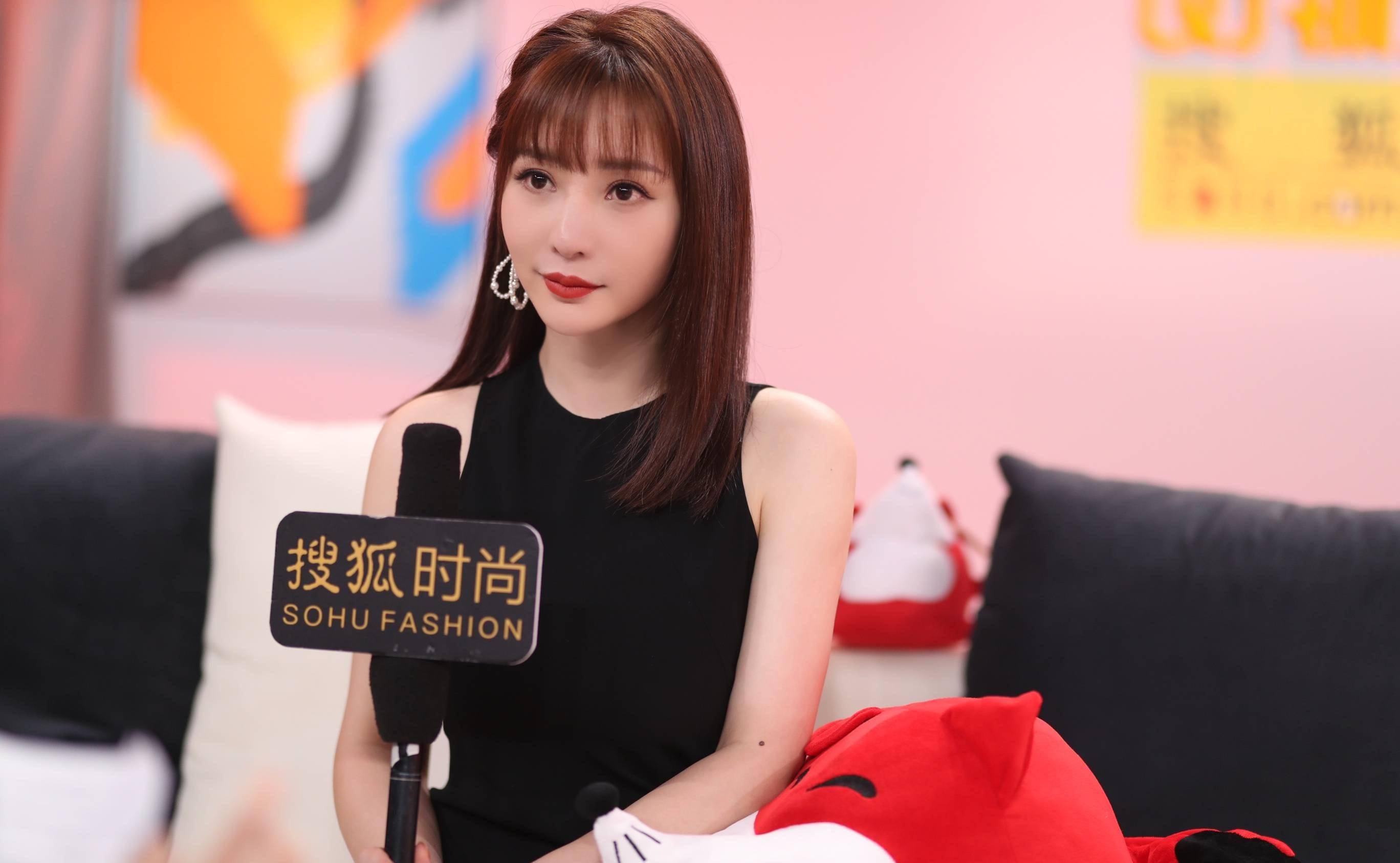 柳岩当街跳舞,紧身裤搭配宽松大衣,舞蹈优美却无人认识_身材_节目