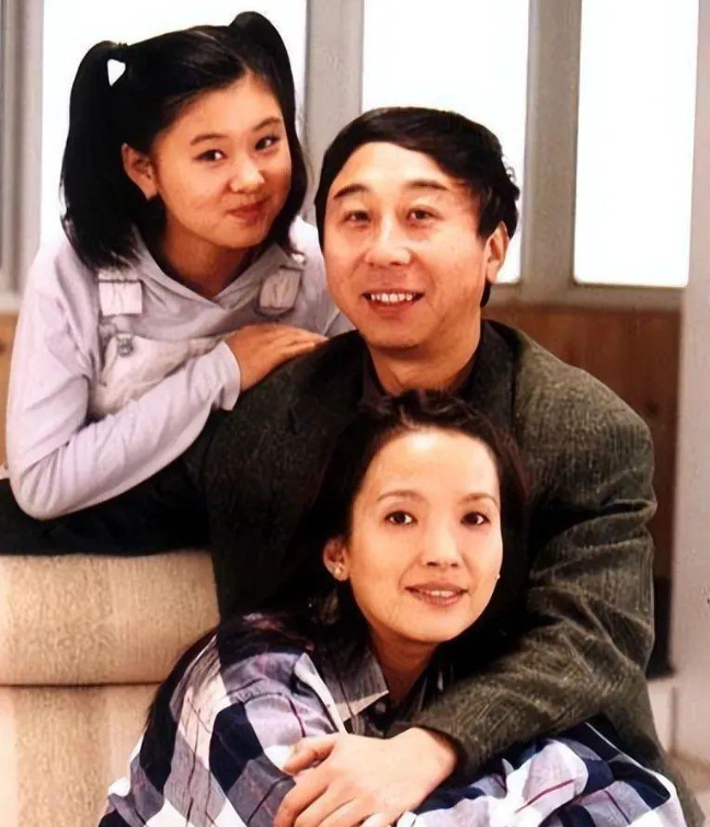 她是"最干净女星",出道20年无绯闻,从不接吻戏,初吻给了老公_李小萌