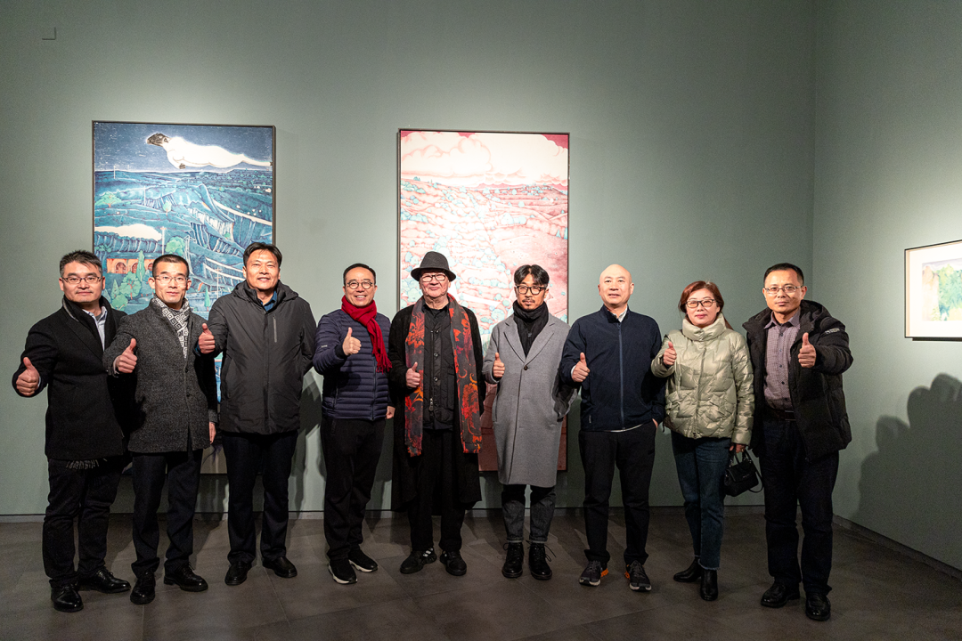 美术馆艺术总监李小山先生宣布赵方方个展开幕,嘉宾移步展厅,观看画展