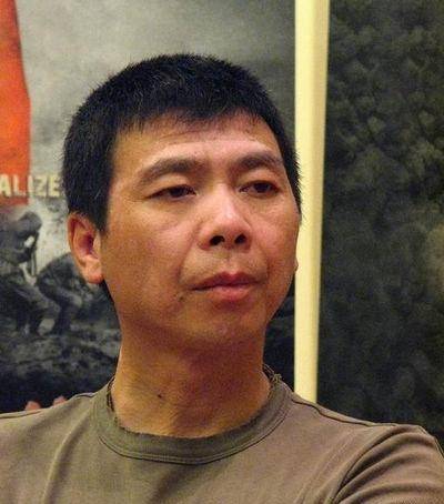 小时候冯小刚的父母因为感情不和而分手,他自幼就和母亲,姐姐共同生活