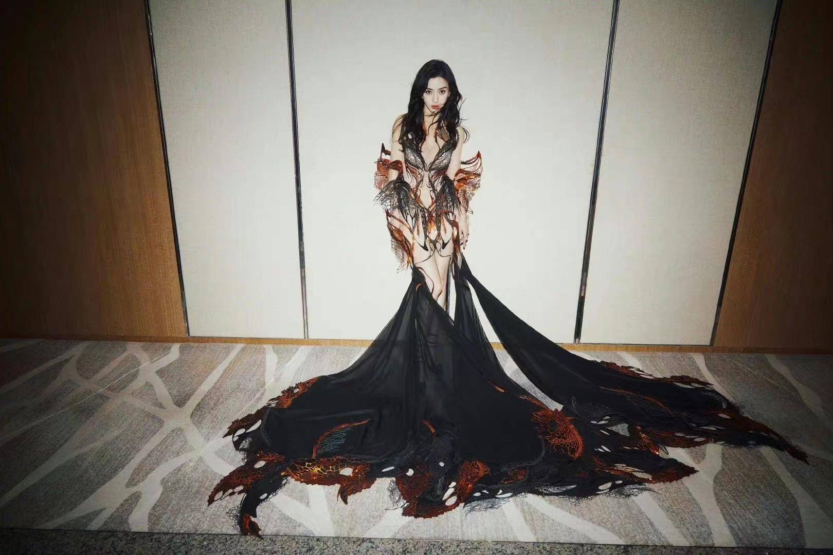 angelababy红毯博眼球,羽毛礼服大秀身材,离婚后更放飞自我?