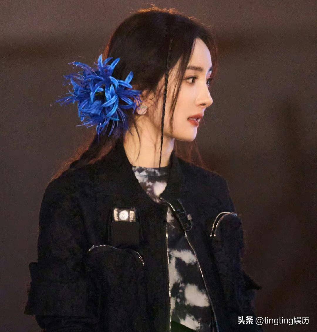 黄明昊杨幂合唱《时间煮雨》,唱哭我了,瞬间把我们拉回到十年前_时代