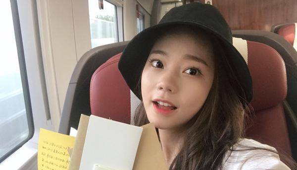 虽然火箭少女101出道后便饱受质疑,但是她们还是用不断的成长与成绩