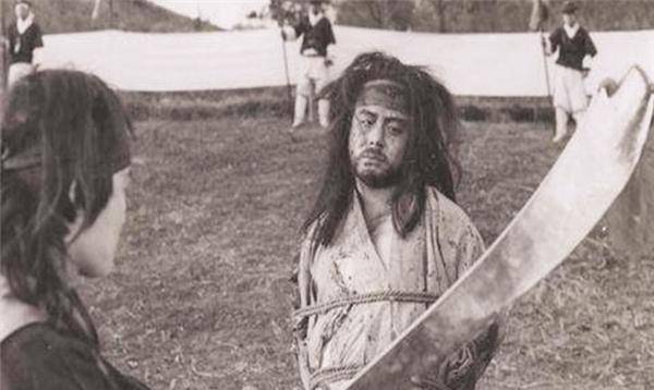 只是作为死刑的执行者刽子手已经不再用大砍刀,而是换作了枪支或者