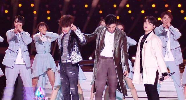 江苏卫视1030晚会流量撑场,3亮点诚意足,李宇春压轴f4"重聚"_舞台