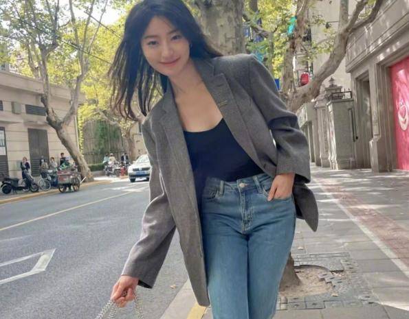 纪凌尘新女友身份曝光,系国外美女模特,网友:甩阚清子几条街