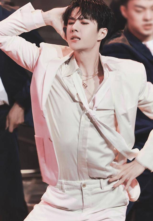 王一博双十一带病上场,台下咳嗽极力隐忍,湿发舞蹈燃爆全场_镜头_极致