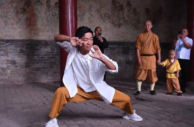 时隔30年王宝强重回少林寺,与师兄现场比武,功夫深厚拳法热血_表演