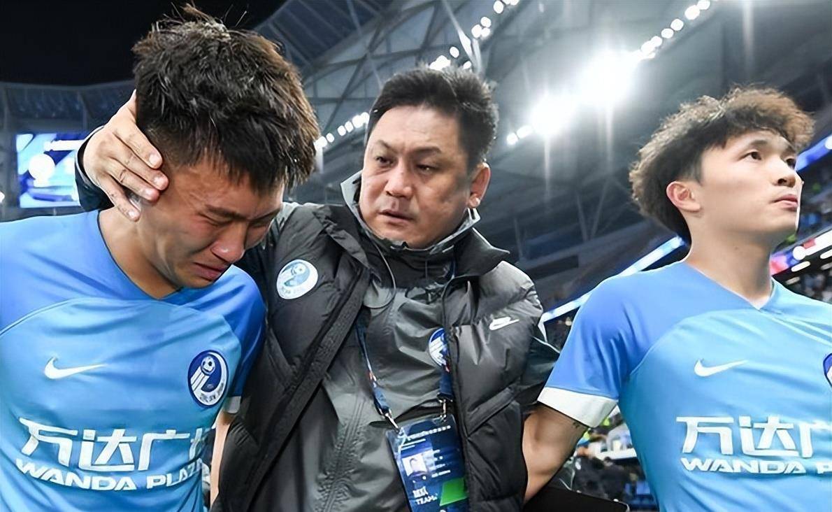 球队正在崩溃,距离解散仅一步之遥_球员_大连队_问题