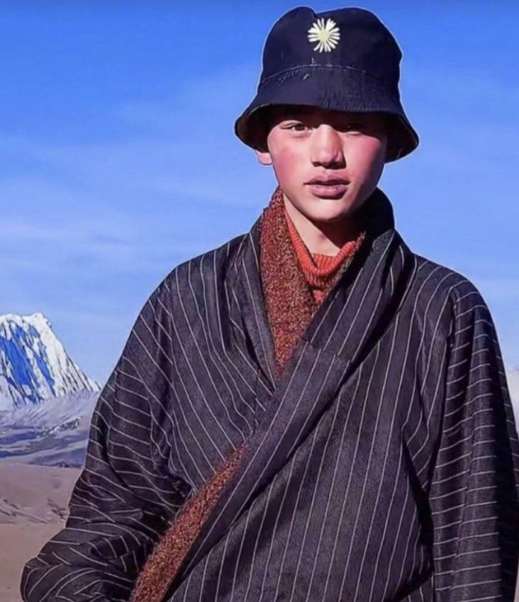 丁真现身北京参加慈善盛典,与莫言同台,粉丝热情接机