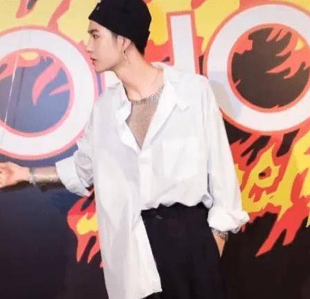 蔡徐坤才刚洗白,王一博就挑战"渔网衣",看到成品:心脏被暴击_穿着