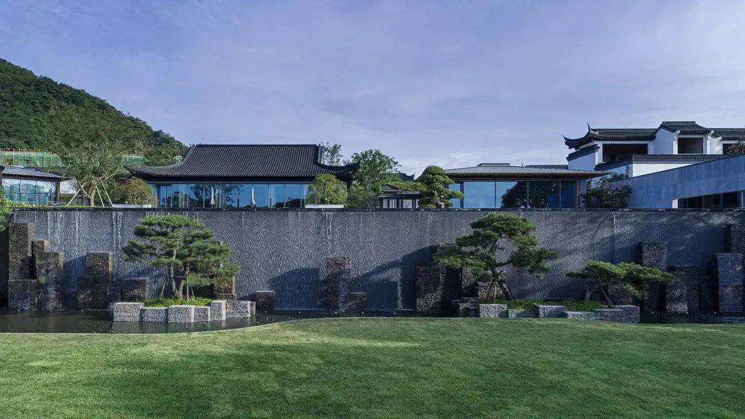 对话清澈湖面,或携友人闲坐于此,静享人间惬意;走过风雨连廊,松荫眠月