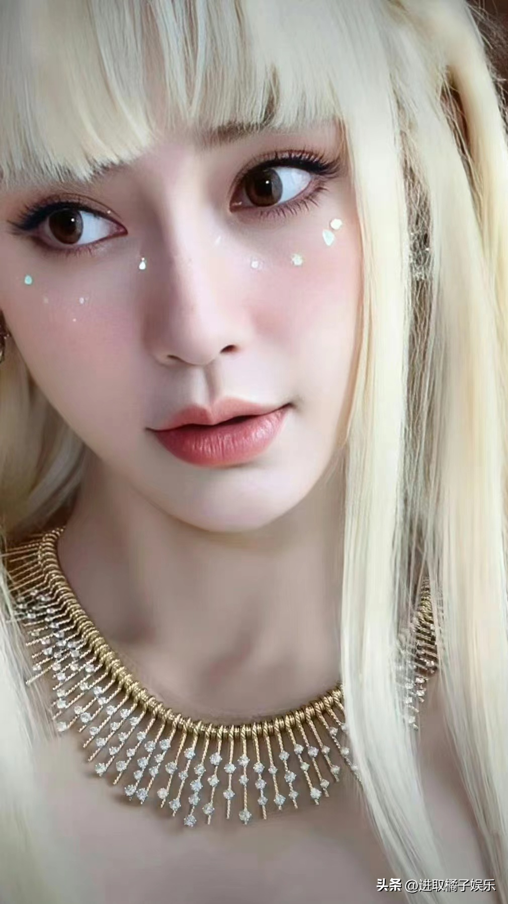 这一晚,张艺兴穿貂皮,杨幂脱鞋杨颖像芭比娃娃,谁是全场最佳?