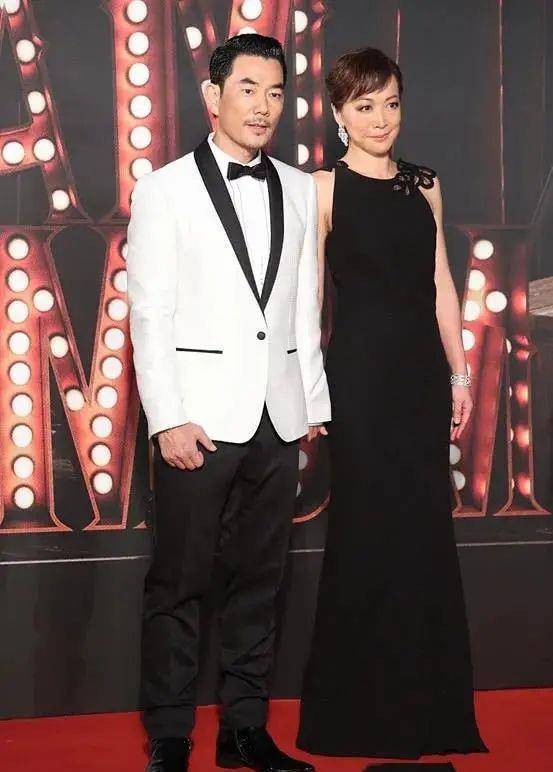 任贤齐的老婆很少露面,五官看起来皱巴巴的,但身材不输很多女星.