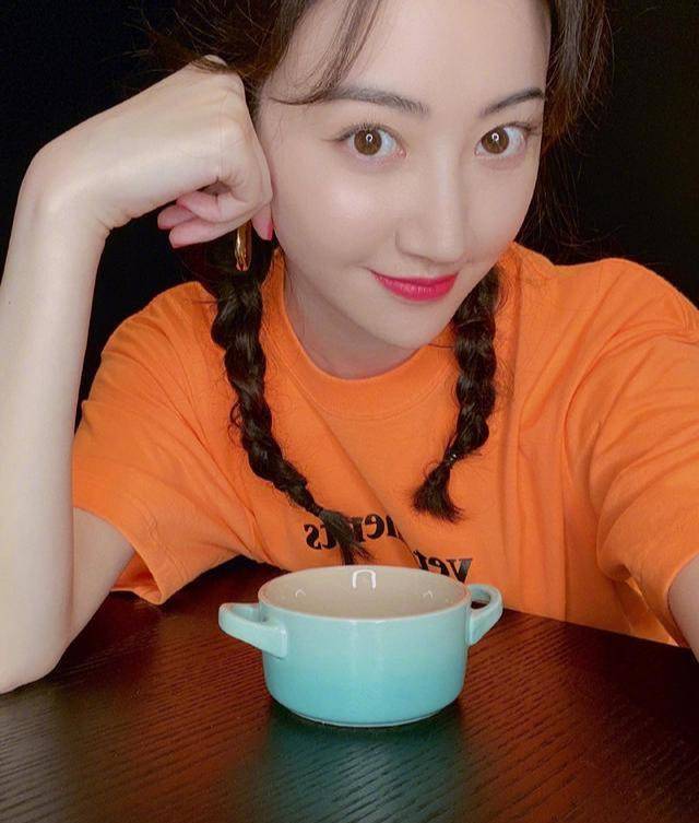 穿橙t配双马尾美回18岁,自拍神似杨蓉_时候_蛋奶酥_女神